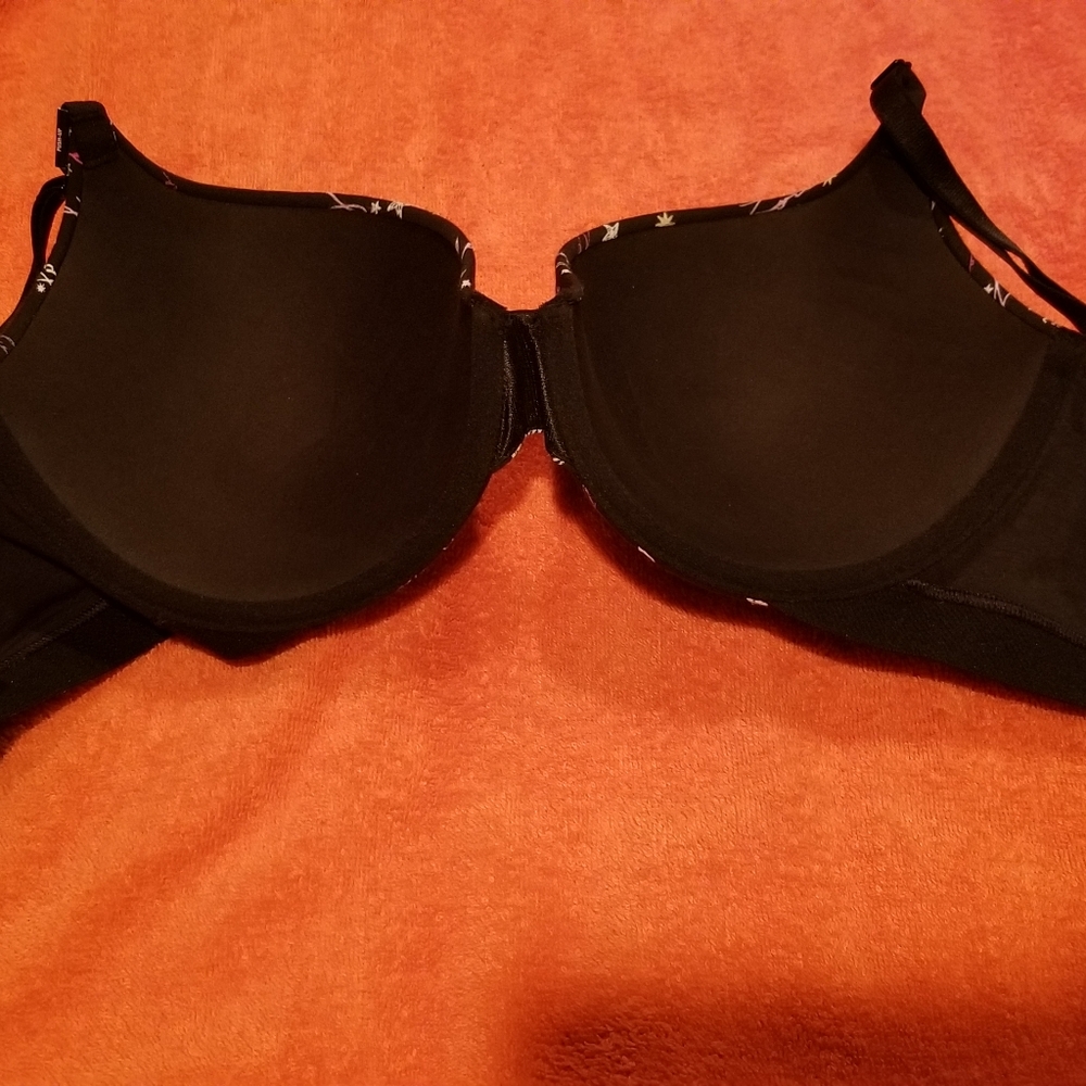 Victoria Secrets Bra - Picture 3 of 7